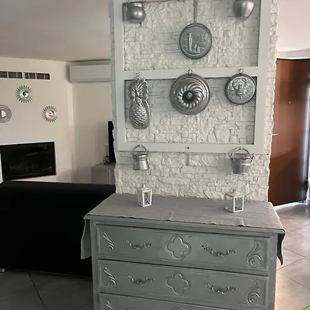 Petit Bijoux * Carrara